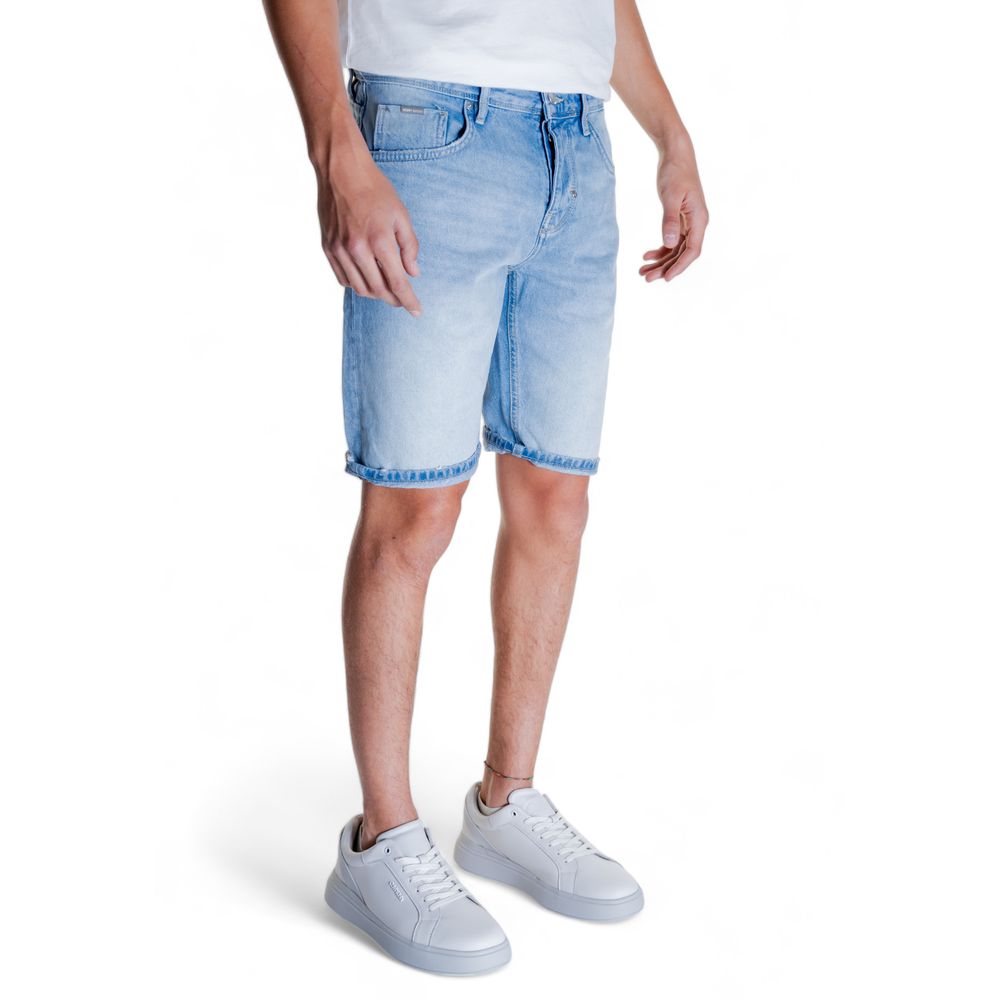 Hellblaue Shorts aus Baumwolle