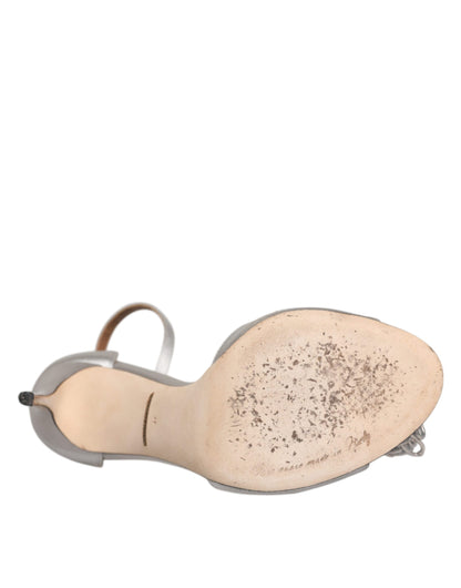 Silberne Sandalen mit Knöchelriemen und Kristallen