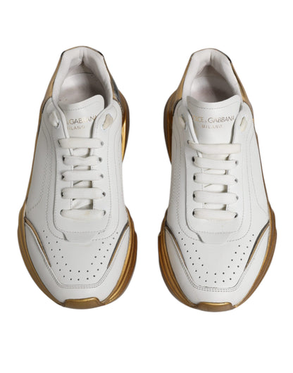 Daymaster Low Top Sneaker in Weiß und Gold