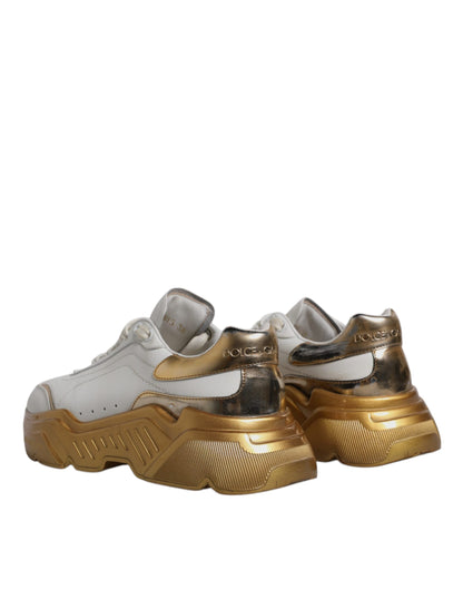 Daymaster Low Top Sneaker in Weiß und Gold