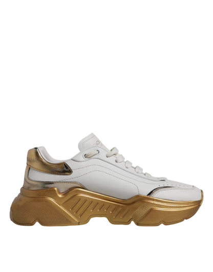 Daymaster Low Top Sneaker in Weiß und Gold