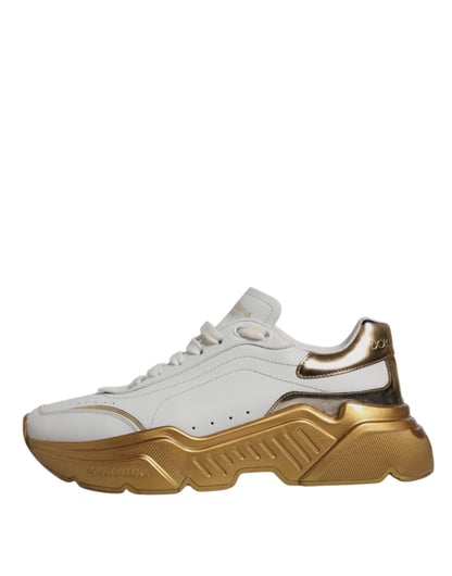 Daymaster Low Top Sneaker in Weiß und Gold
