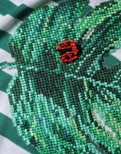 Weiß-grünes T-Shirt mit Rundhalsausschnitt und Blattmuster