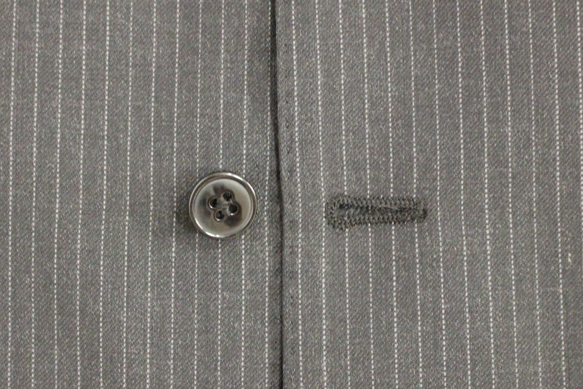Elegante grau gestreifte Weste
