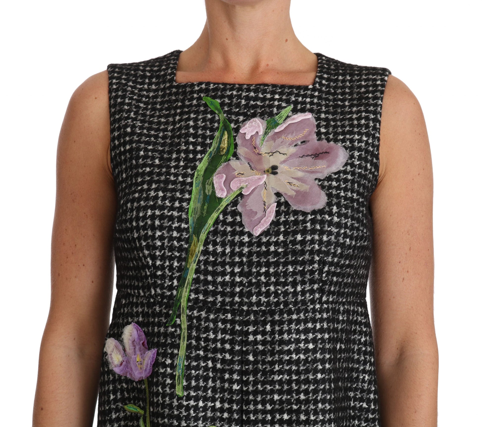 Elegantes graues Mini-A-Linien-Kleid mit lila Tulpe