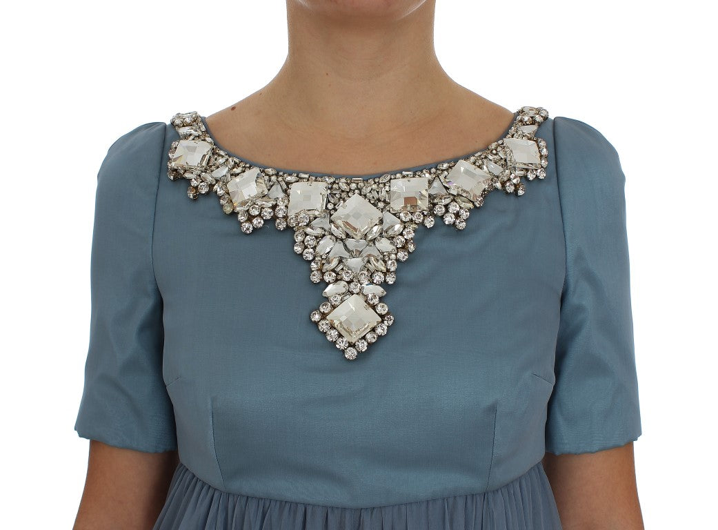 Elegantes, mit Kristallen verziertes Seidenkleid