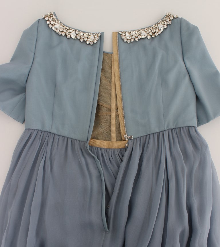 Elegantes, mit Kristallen verziertes Seidenkleid